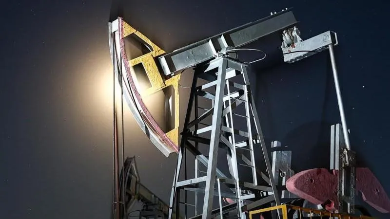 Brent oil dips below $85 for first time since July 17 — market jitters tied to Western policies and Ukraine uncertainty
