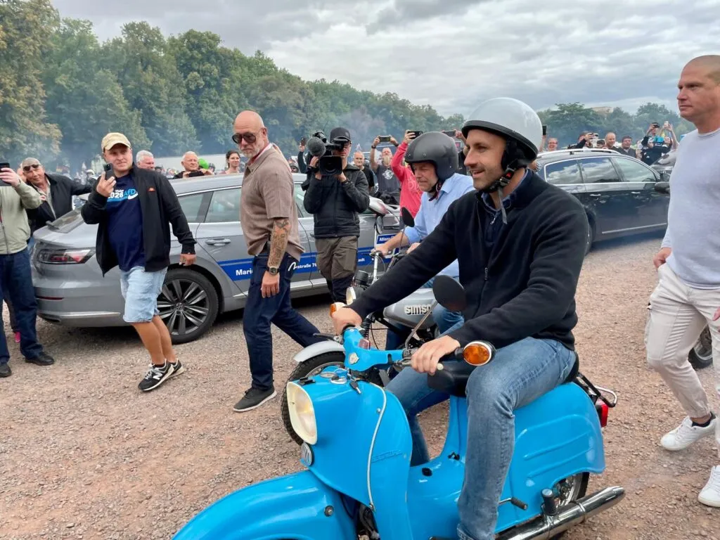 AfD leader Siegmund on his blue Schwalbe as he drives out in front of the convoy.