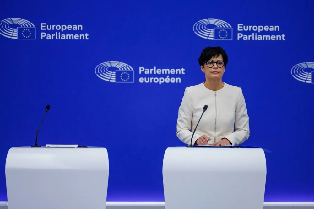 Commission proposes 15-year safeguards for new members but insists EU won’t split into tiers