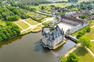 La Bussière and its large pond, in Loiret. Photo © Château de La Bussière