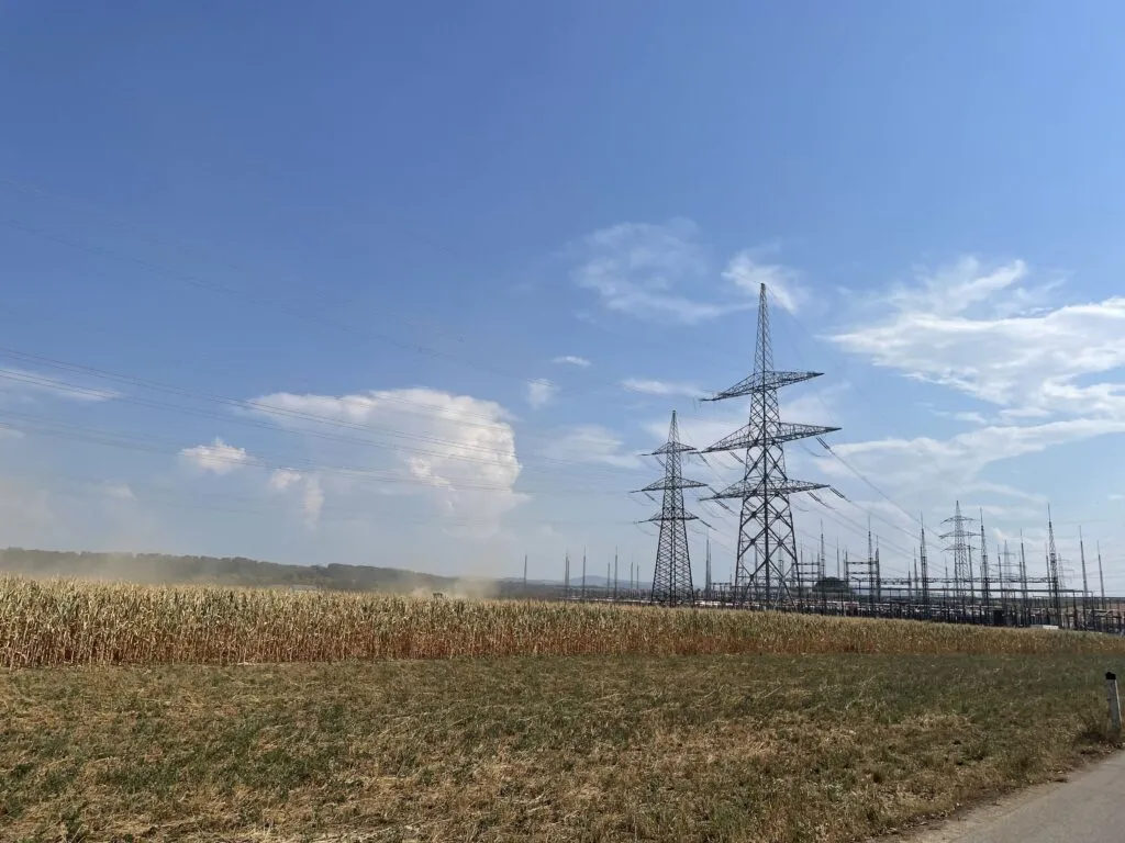 Poste électrique en cours d’agrandissement à proximité du chantier