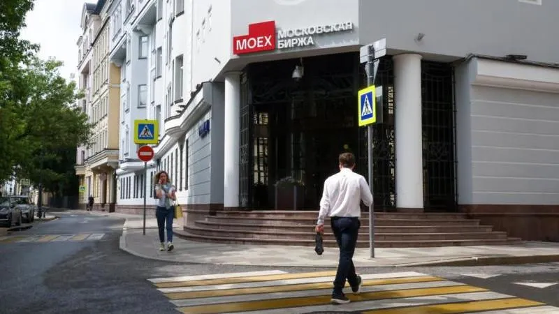 Russian stock market slips at main session open amid external-driven jitters