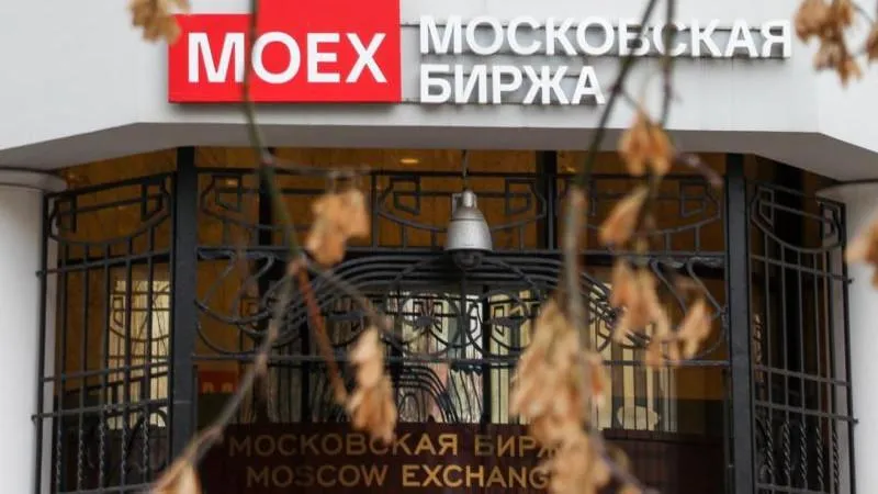 Russian stock market falls at opening of trading