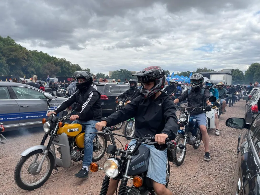 Simson drivers waiting to take off after Siegmund.