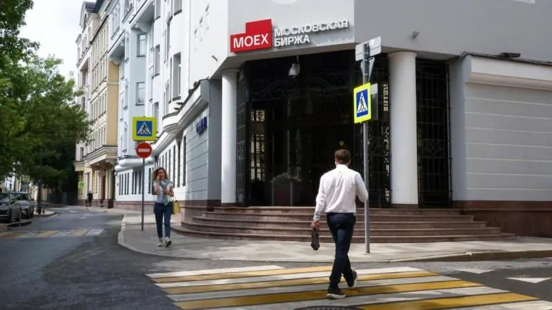 Russian Stock Market Rises at Open, Showing Resilience